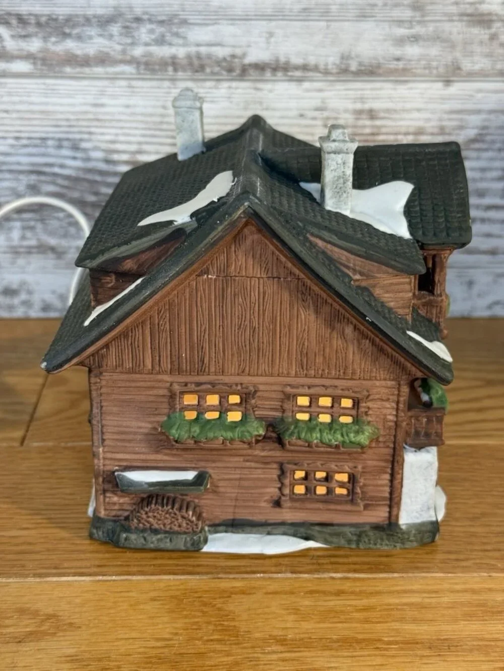 Dept 56 Alpine Village Series 1986 Besson Bierkeller 6540-4 Very Good Condition